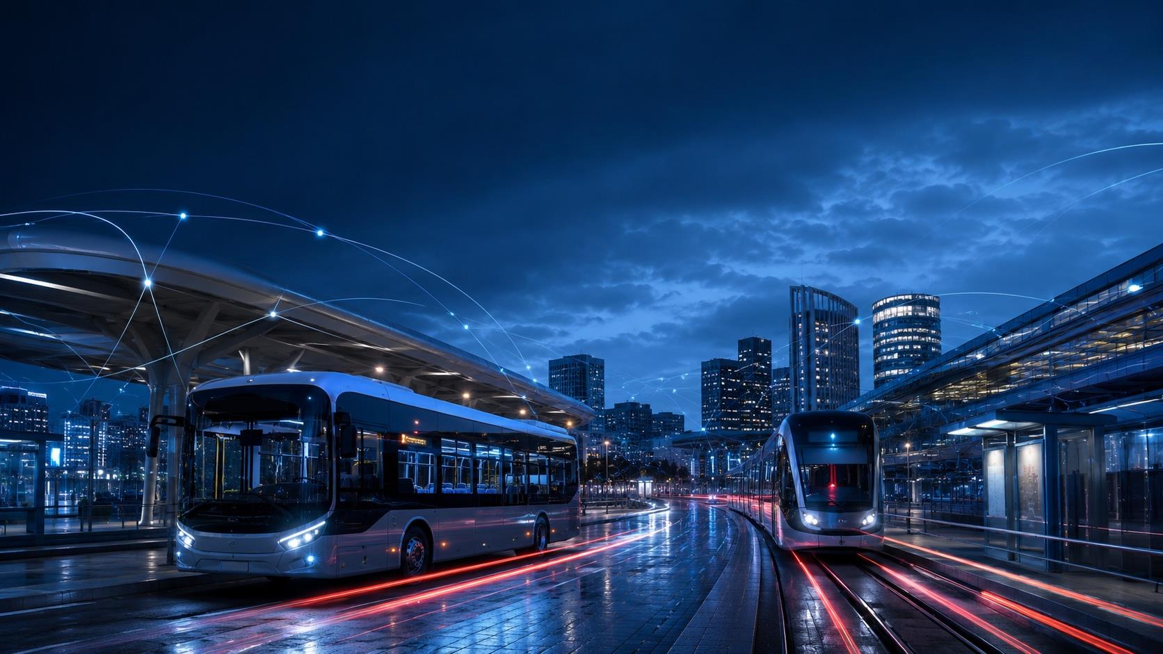 Autobus e tram in un nodo di interscambio urbano connesso, di notte